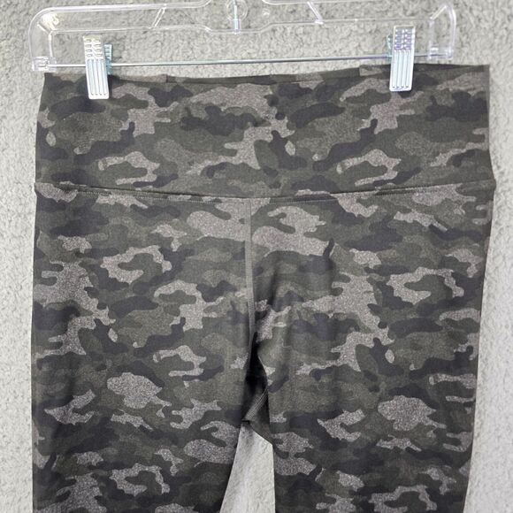 Fabletics Women's Camo Powerhold Athletic Leggings Size Medium - Picture 2 of 11